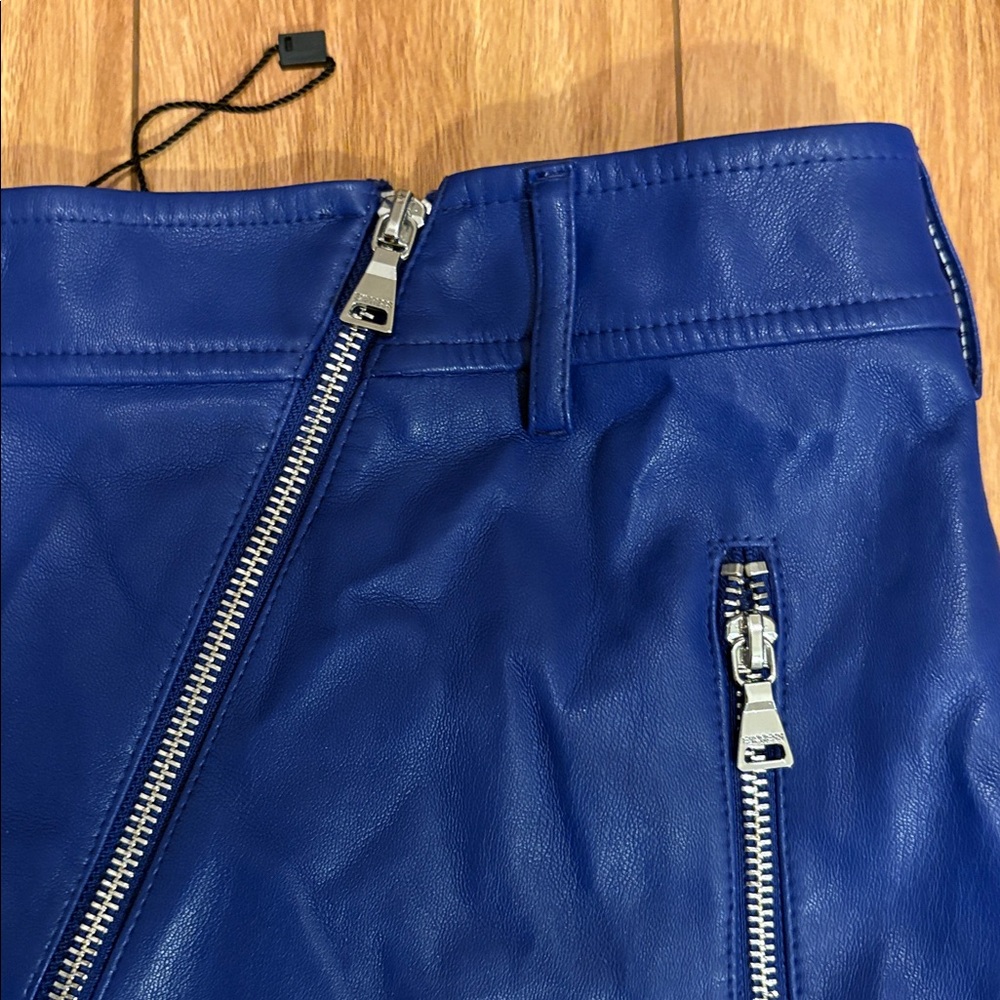 Express faux-leather skirt w/zipper details. Sz 4 & is machine-washable. Lined! - Picture 3 of 7